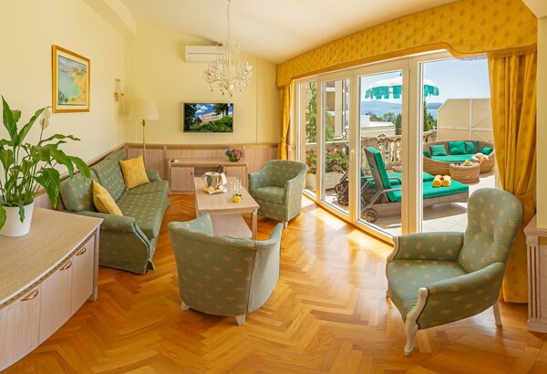 Family apartment with sea view and terrace Hotel with family apartments, Croatia – by the sea
