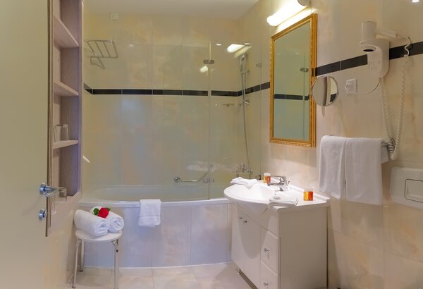 Family bathroom with bathtub and shower screen Wonderful family holidays in Croatia – at Kvarner Palace