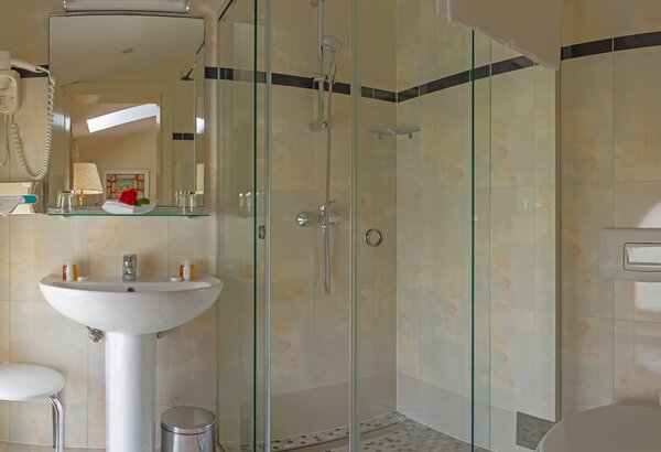 Comfort double room bathroom at Kvarner Palace Kvarner Gulf – holiday in a standard double room
