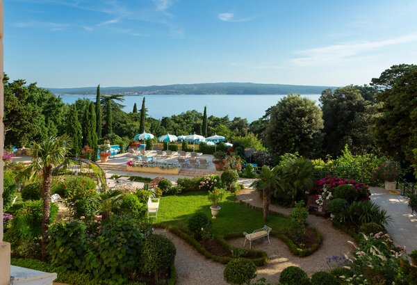 Sea-view hotel room overlooking Kvarner Bay Hotel with sea views on the Kvarner Gulf – double room