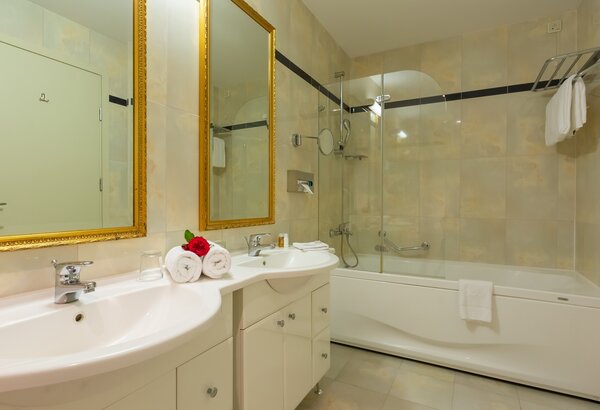 Family apartment bathroom with bathtub Family holiday apartments in Crikvenica, Croatia