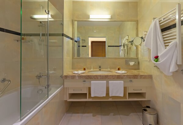 Comfort double room bathroom with sea view Sea view hotel, Croatia – your standard double room