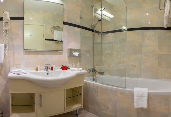 Hotel bathroom with bathtub and shower Hotel with sea views on the Kvarner Gulf – double room