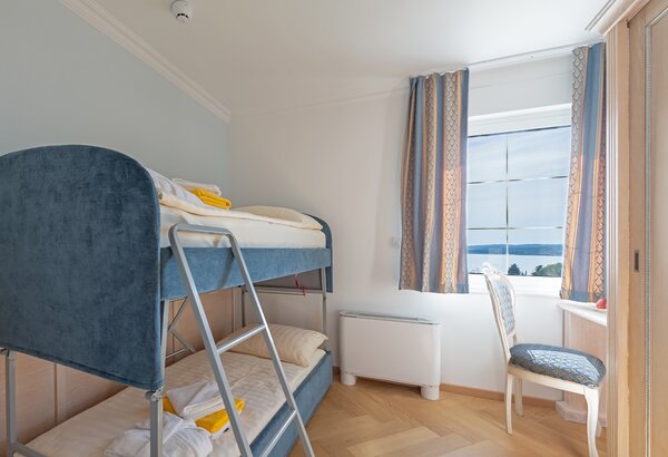 Family apartment with bunk bed and sea view Hotel with family apartments, Croatia – by the sea